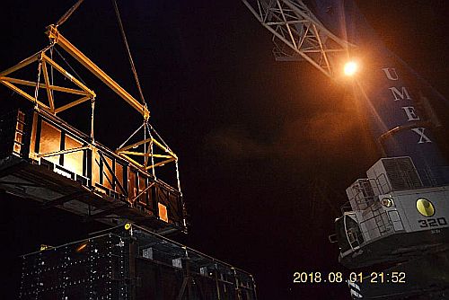 x4 handling of cargo lift
